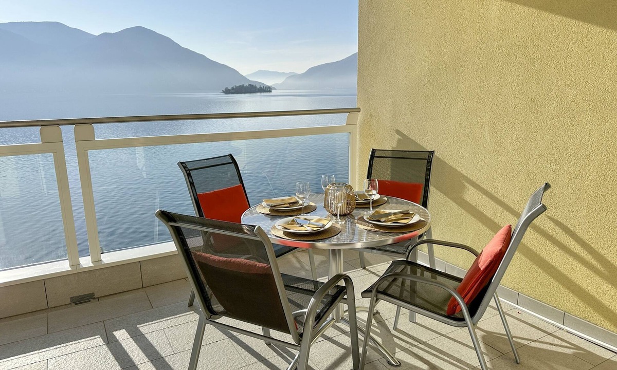 Ronco sopra Ascona Apartment | Apartment with a breathtaking panorama, private lake access and raft