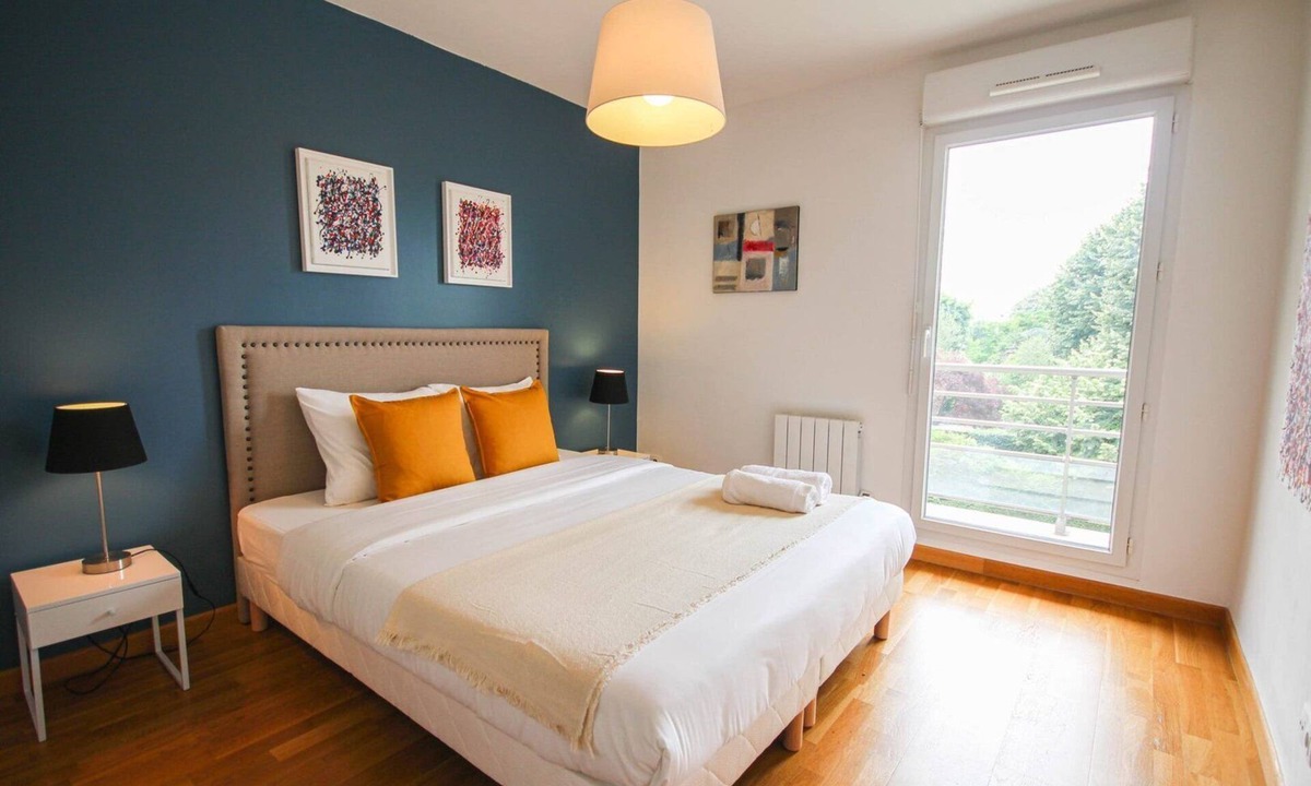 La Madeleine Apartment | Apartment with balcony, parking and elevator