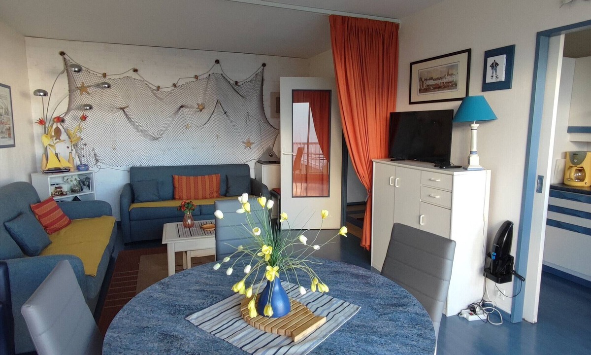 Le Pouliguen Apartment | Apartment with Balcony and Private Parking