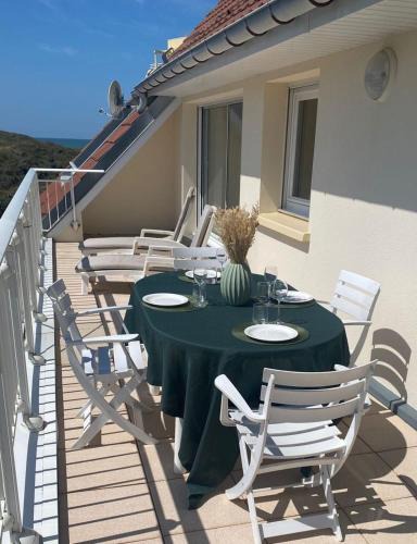 Merlimont-Plage Apartment | Apartment with bright sunny balcony