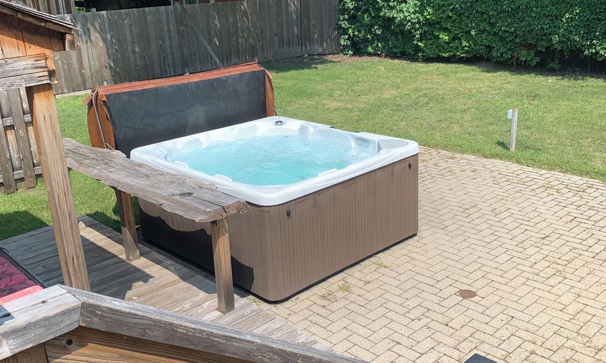 Saint Hyacinthe Apartment | Apartment with Hot Tub and Backyard. Free Parking.