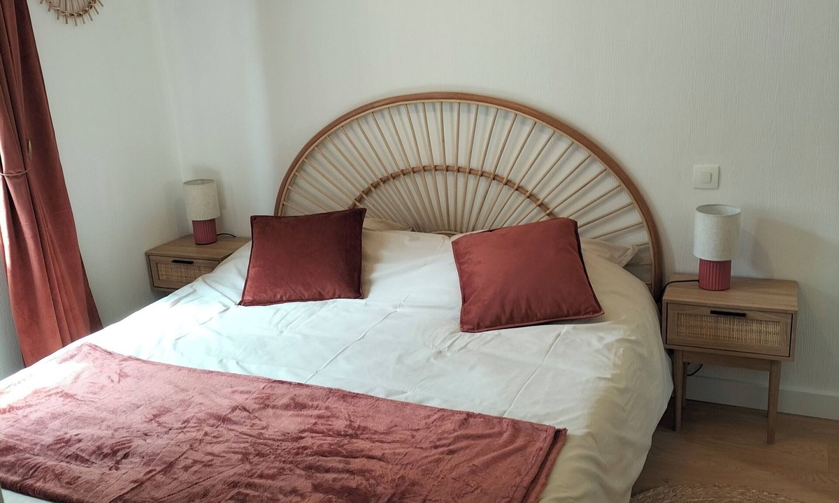 Quartier du vieux cimetiere Apartment | Apartment with courtyard, ideally located. Neatly decorated.