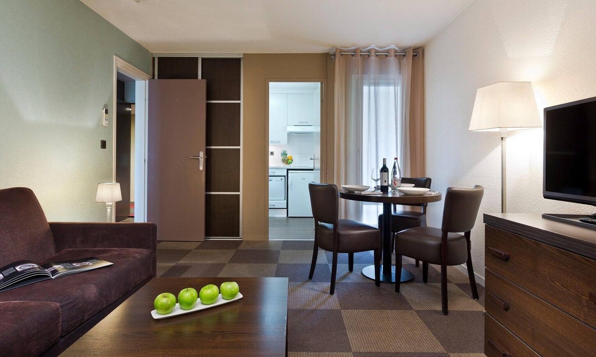 Ferney-Voltaire Apartment | Apartment with pool/park view