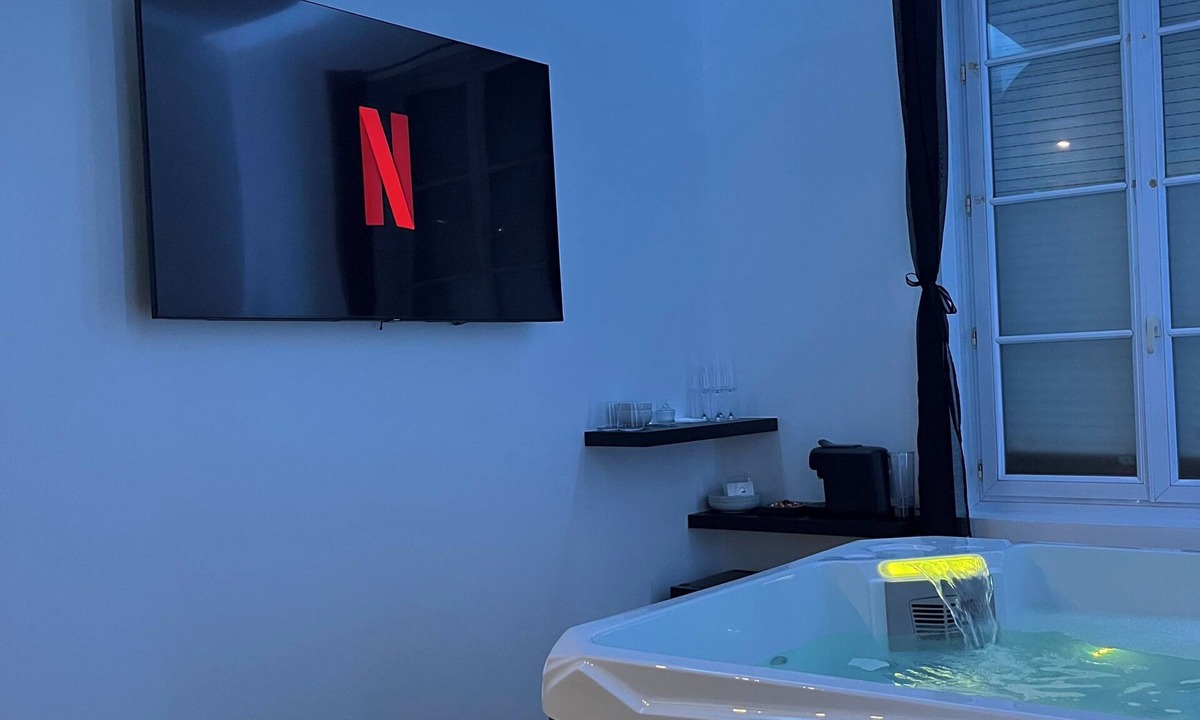 Quartier Vieux Marche-Cathedrale Apartment | Apartment with jacuzzi | La Perle Noire