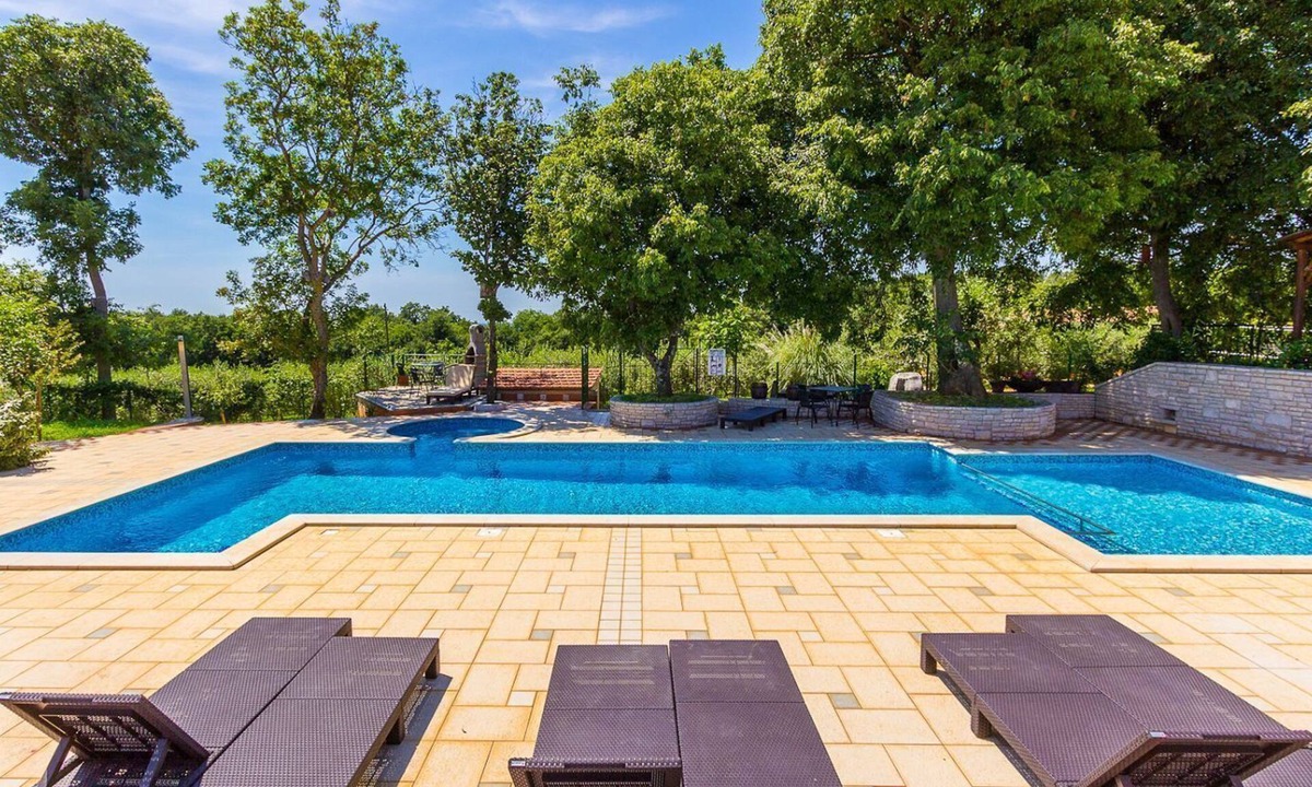 Valtura Apartment | Apartment with large pool, table tennis and table football