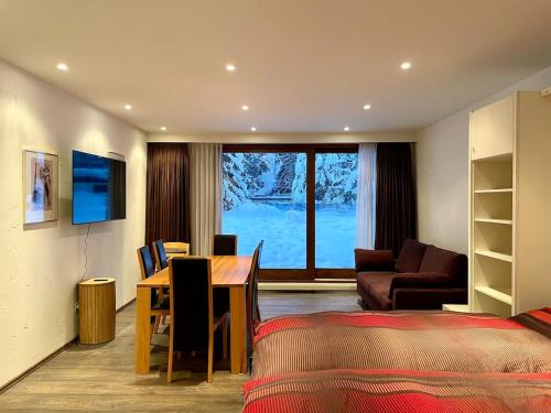 Laax Apartment | Apartment with Pool, Sauna & Gym