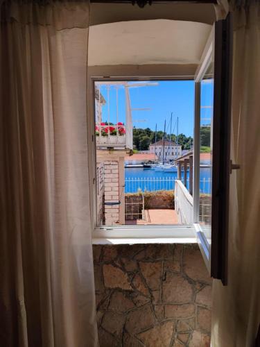 Milna (Brac) Apartment | Apartment with quiet yard and garden