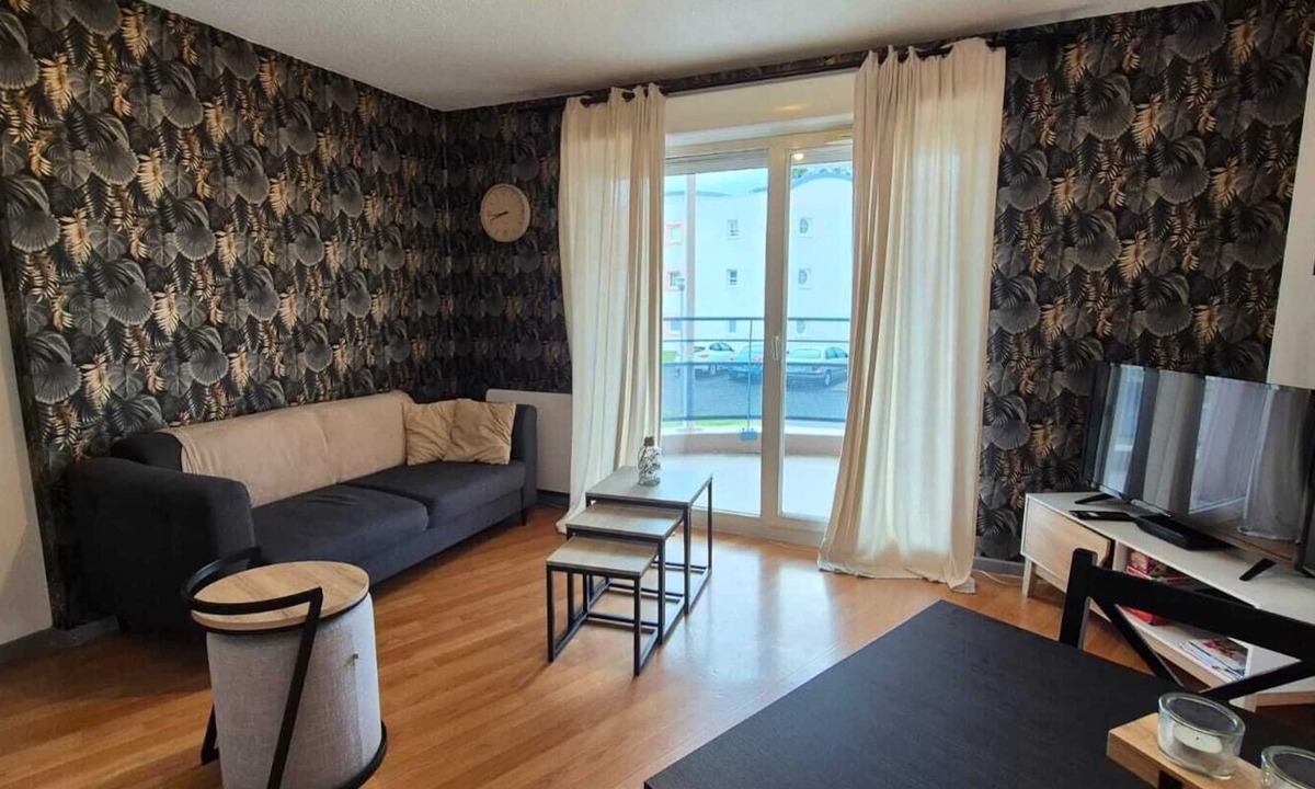 Ploumagoar Apartment | Apartment with Secure Parking