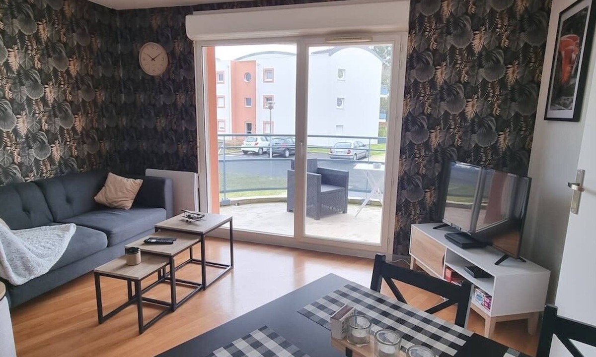 Ploumagoar Apartment | Apartment with Secure Parking