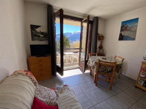 Barcelonnette Apartment | Apartment with stunning mountain views