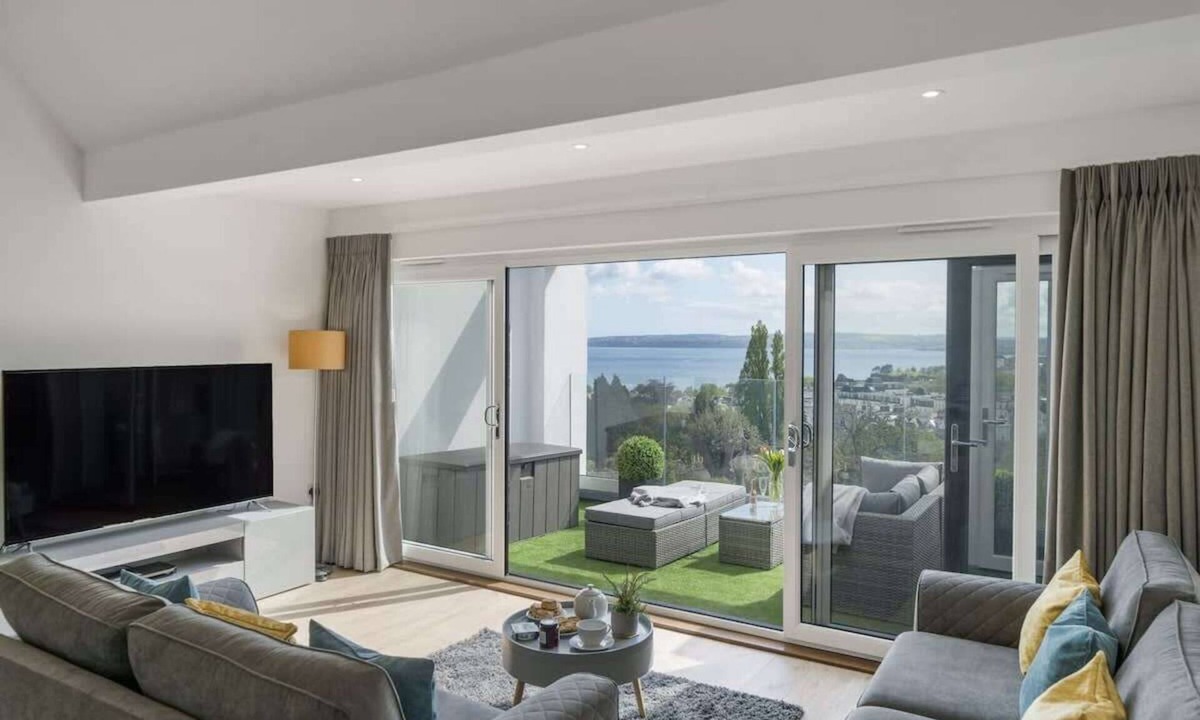 Torquay Apartment | Apartment with Stunning Sea Views, Private Parking
