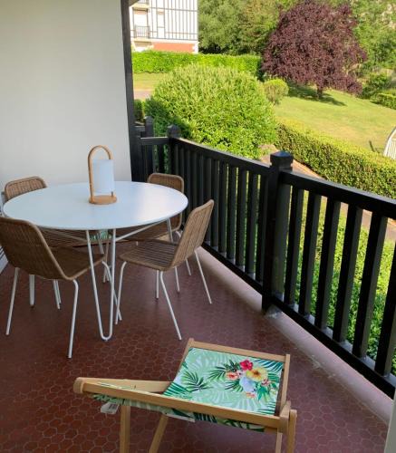 Villers-sur-Mer Apartment | Apartment with swimming pool - near train station