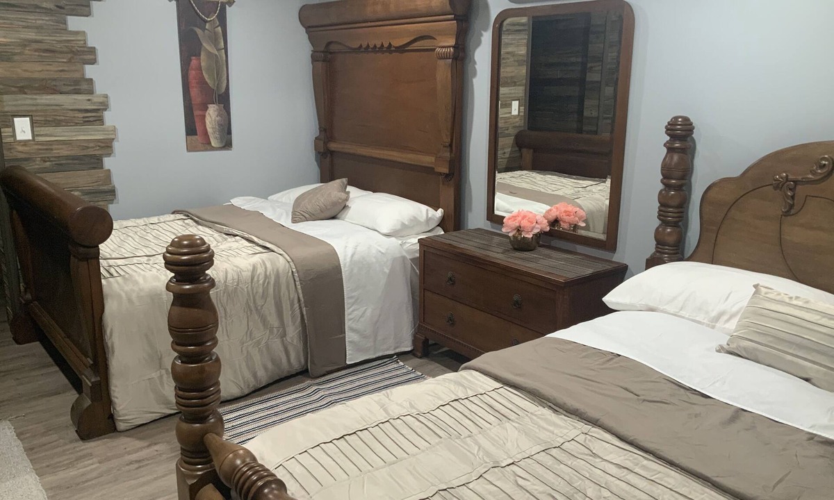 Rockaway Beach Apartment | Apartment with Terrace and Fireplace