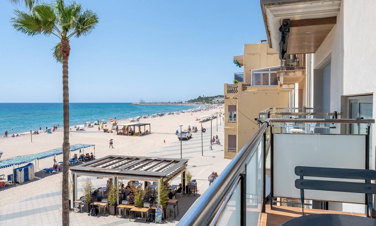 Torredembarra Apartment | Apartment with terrace and frontal sea views