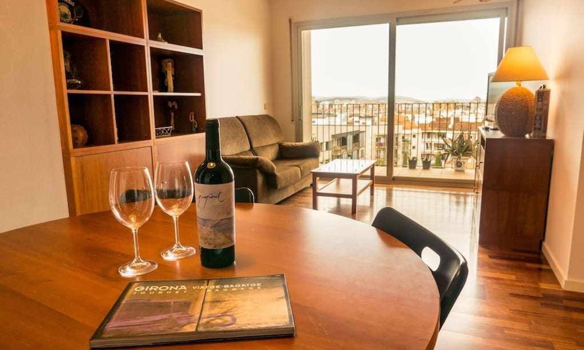 Girona Apartment | Apartment with terrace and private parking, Girona