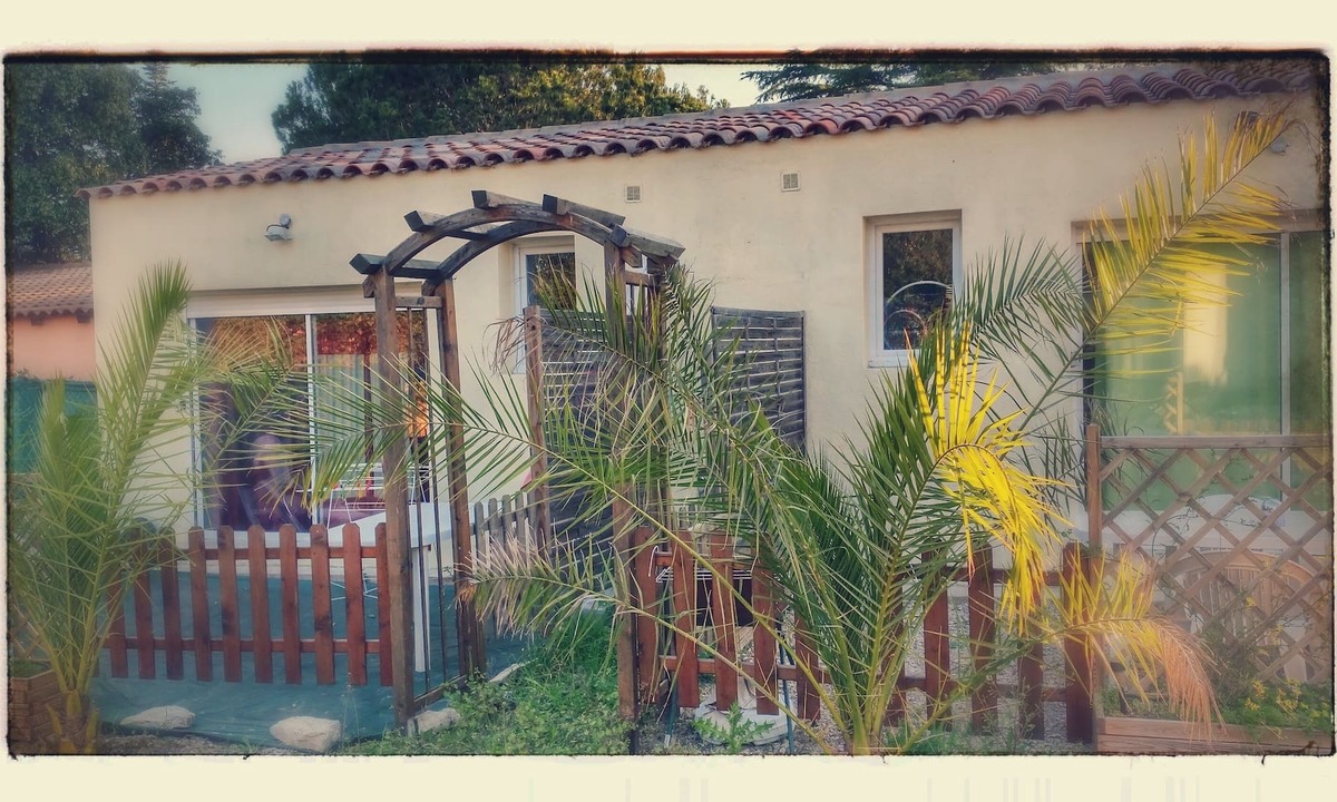 Uchaud Apartment | Apartment with terrace and private parking between sea and Camargue
