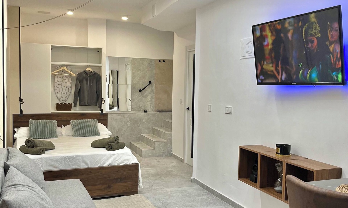 San Anton Apartment | Apartment with terrace next to Plaza de Toros