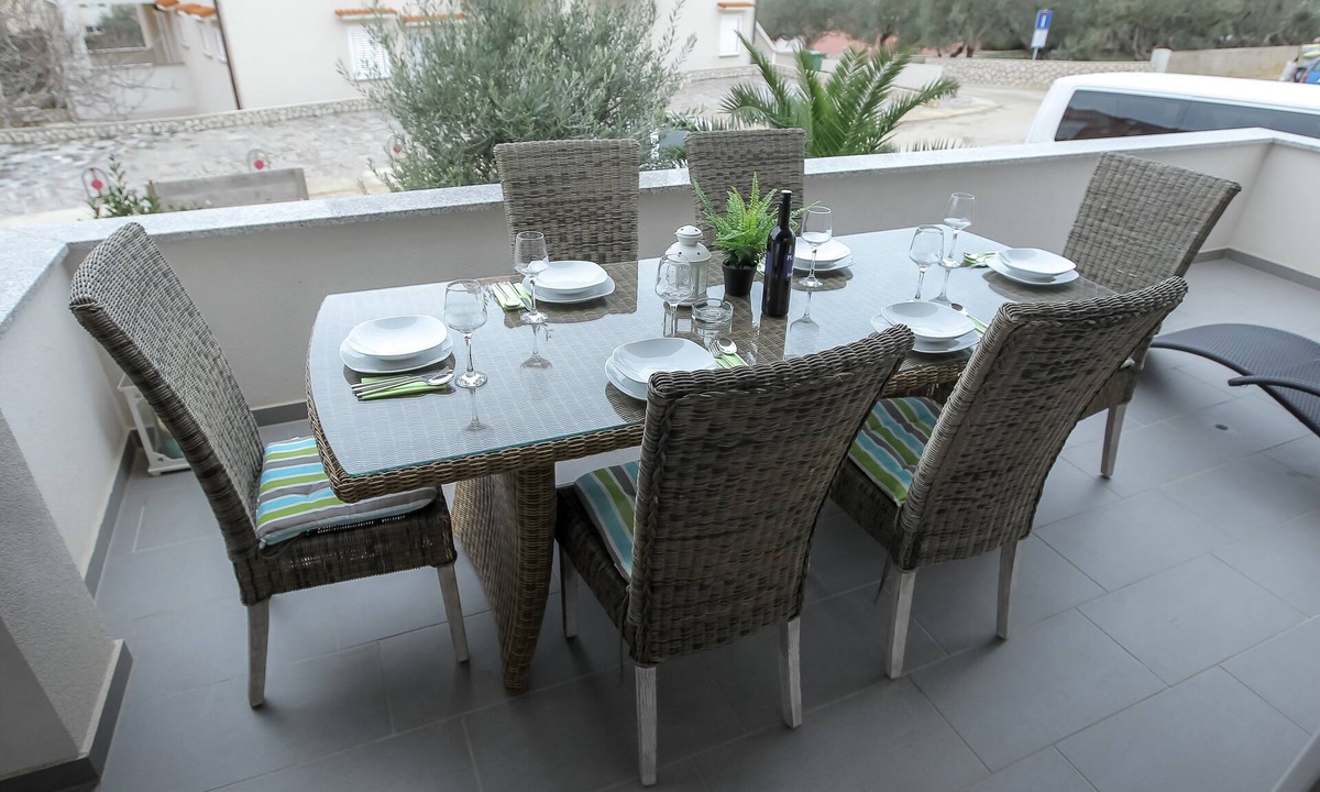 Novalja Apartment | Apartment with Terrace and Free WiFi