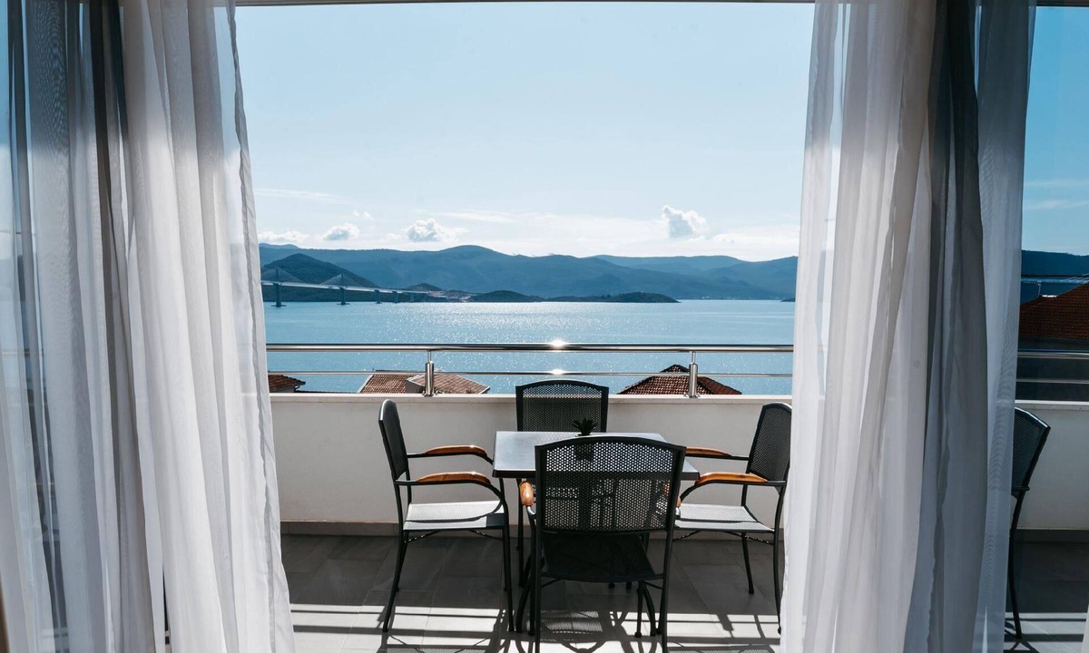 Komarna Apartment | Apartment with view of the water