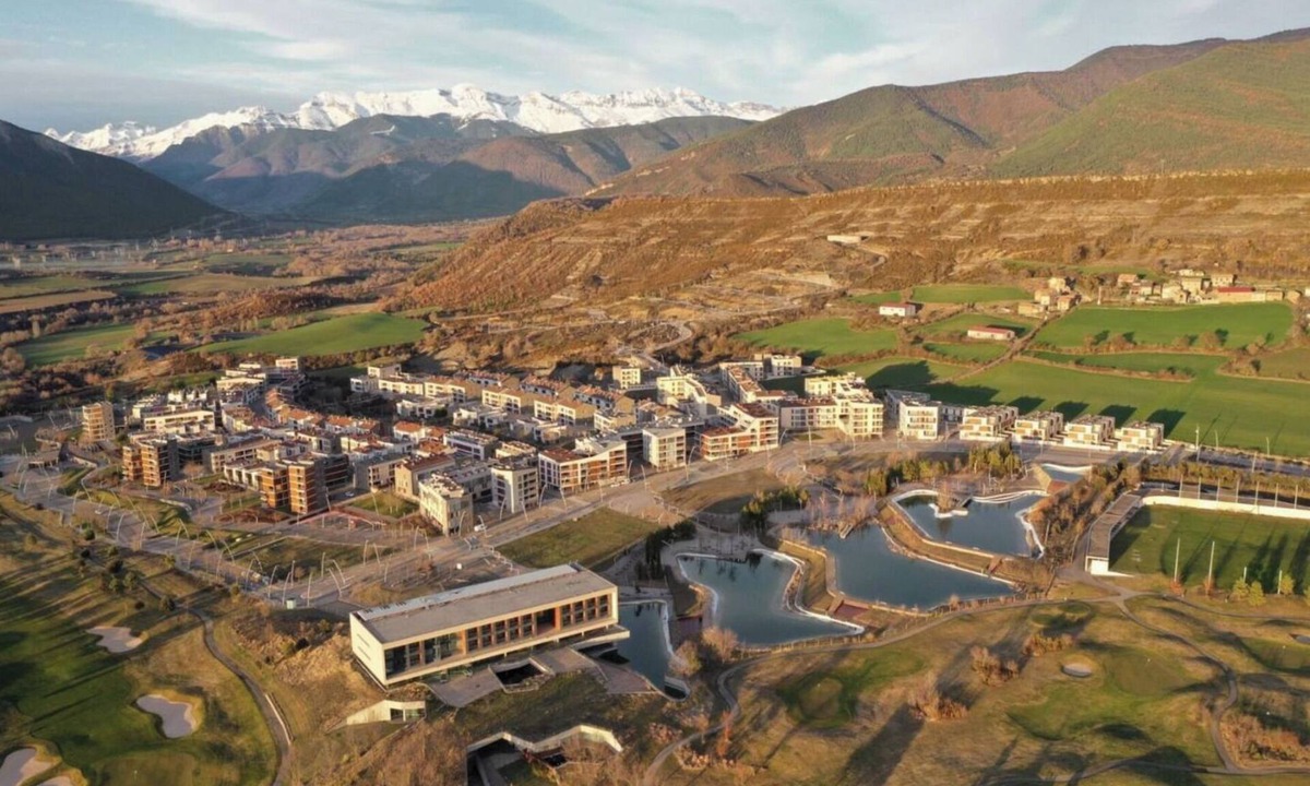 Latas Apartment | Apartment with views of the Pyrenees with free Wifi and Netflix