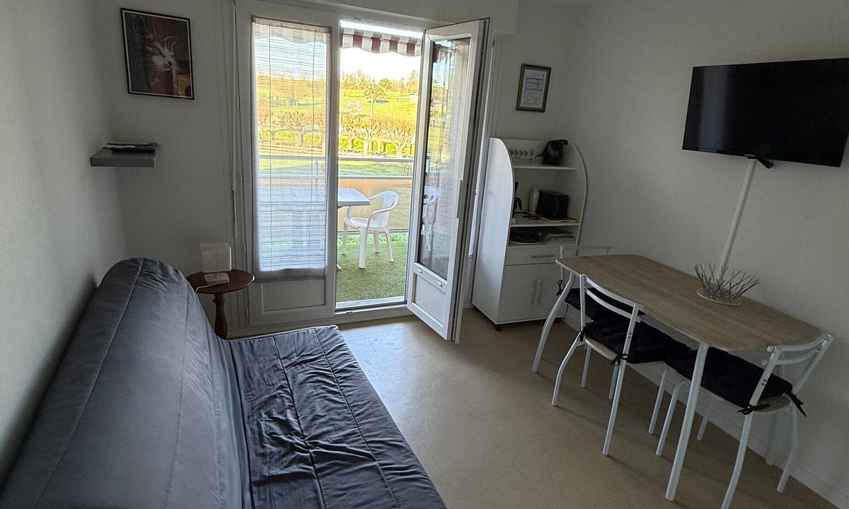 La Roche-Posay Apartment | Apartment with WIFI and Pets Allowed, Near Thermal Baths in La Roche-Posay