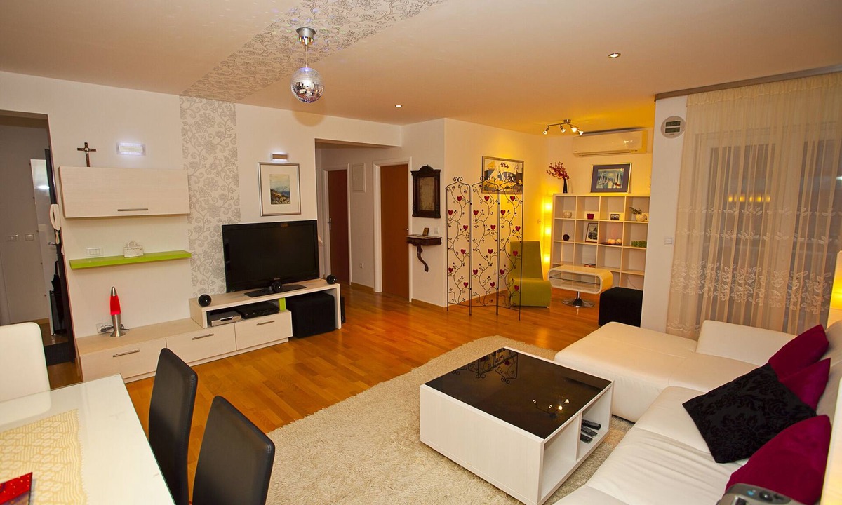 Zelenka Apartment | Apartment Zlatka group fun, 4br 2bth, stroll to beach