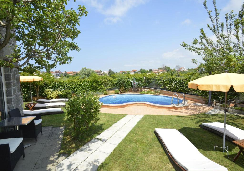Valbandon Apartment | Apartment Zwei Rosen - PUL551 by Interhome