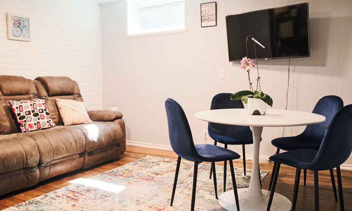 West Deane Park Apartment | ApartmentnHigh End 6 people Apartment Etobicoke