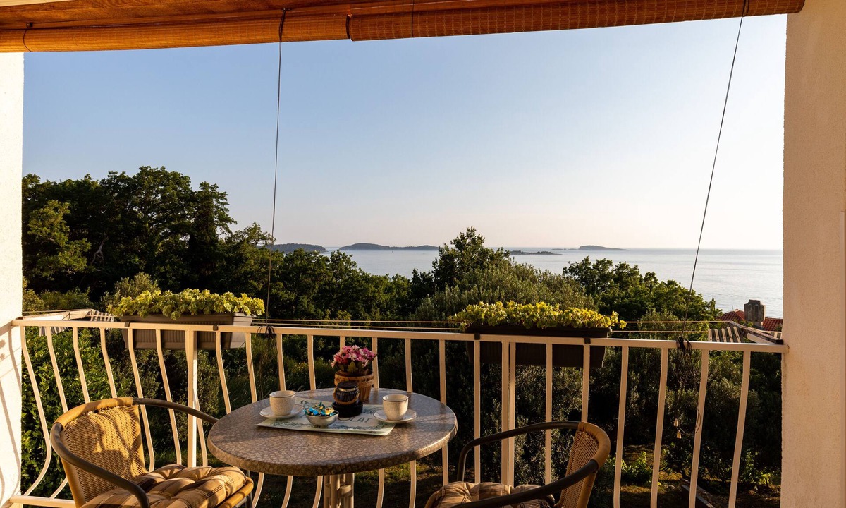 Plat House | Apartments Belenum - Double Room with Balcony and Sea View (no.2)