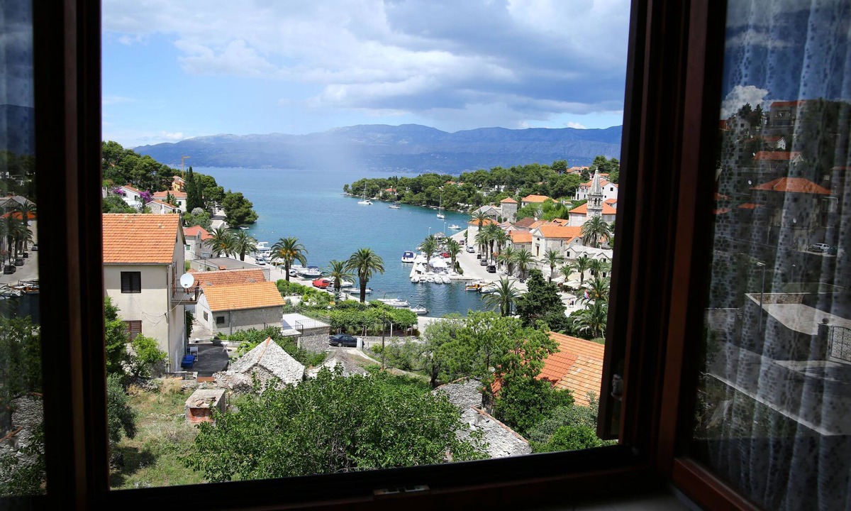 Splitska Apartment | Apartments Boro (33301-A2) - Splitska - island Brac
