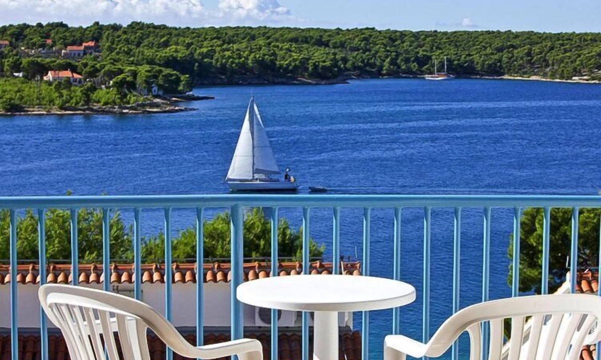 Cove Makarac (Milna) Apartment | Apartments Illyrian Resort, Milna, with pool