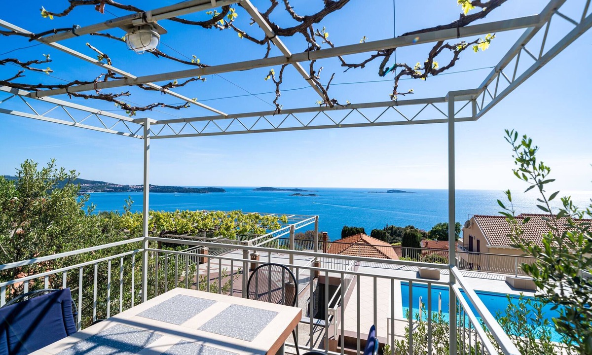 Zavrelje Apartment | Apartments Klis - Three Bedroom Apartment with Terrace - A7