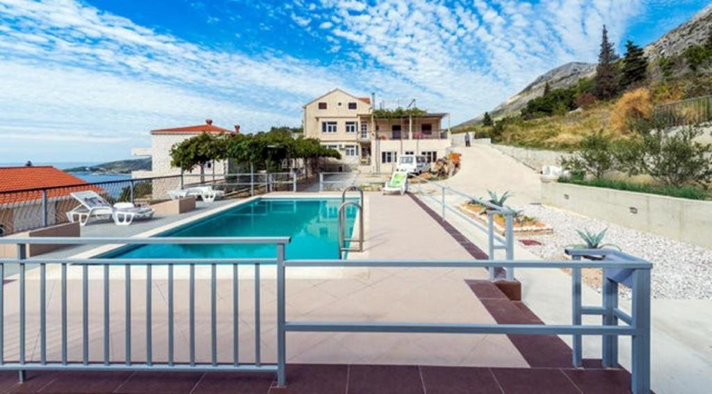 Zavrelje Apartment | apartments klis - three-bedroom apartment with terrace