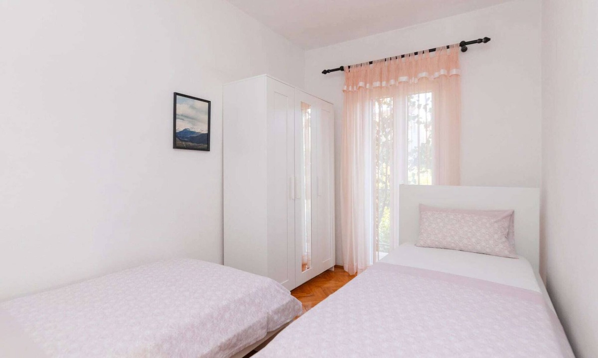 Supetar Apartment | Apartments Martić - Four Bedroom Apartment with Terrace and Sea View - (ST)