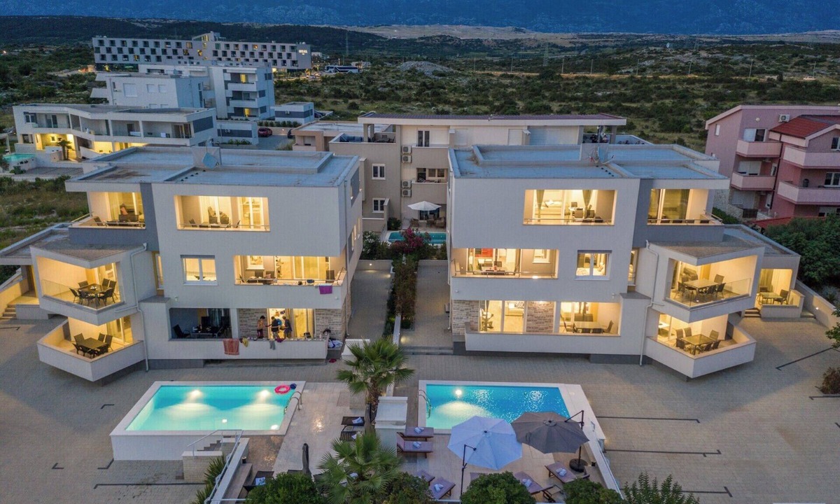 Zrce House | Apartments & Rooms Danivan Pool Villas