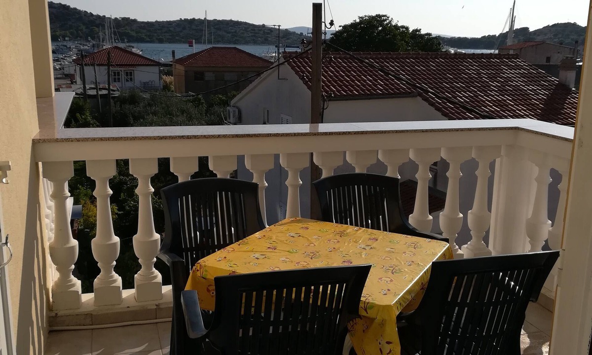 Tribunj Apartment | Apartments Vinka No. 2 with sea view (2 min. from the beach)