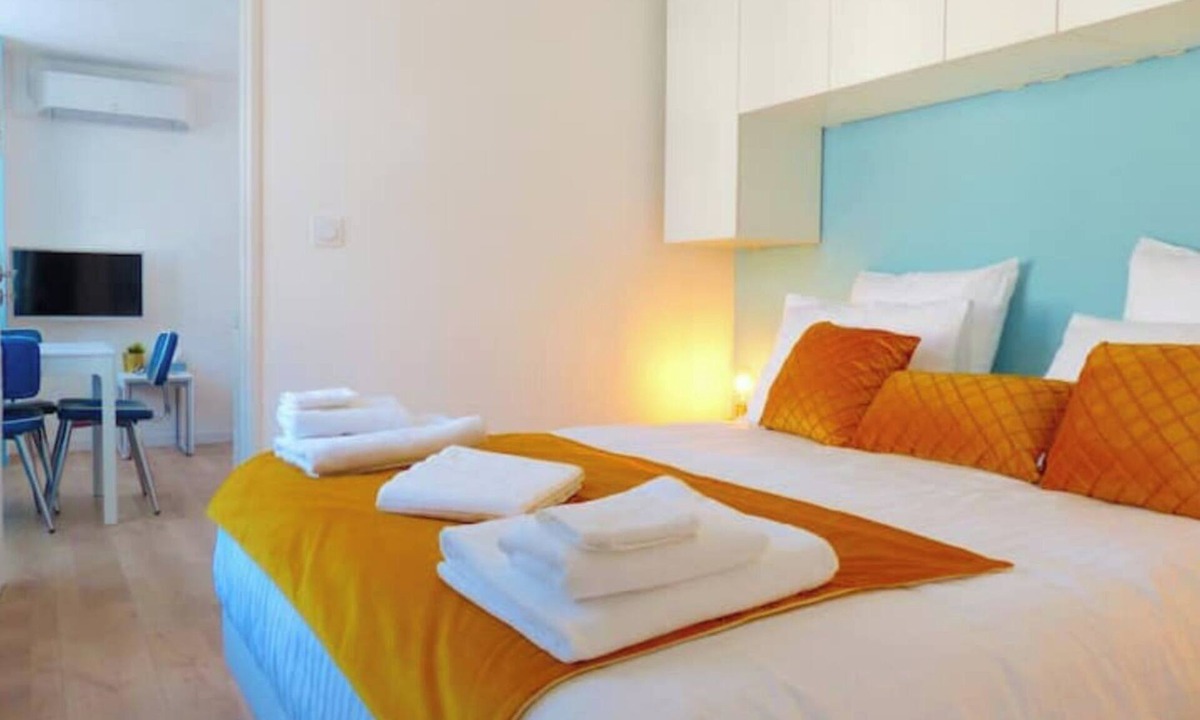 Lons-le-Saunier Apartment | App* 2/4 people "Pop" 🌈 ☀️ Air-conditioned with garden