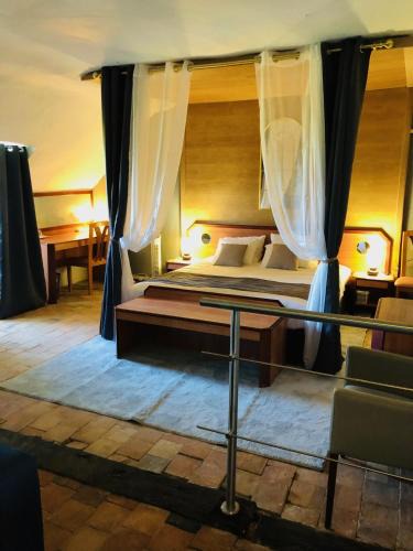 Saint-Philbert-de-Grand-Lieu Apartment | Appartement - LES COMBLES DU CHATEAU DES MARAIS - Avec vue sur le lac - POUR 2 à 5 PERSONNES