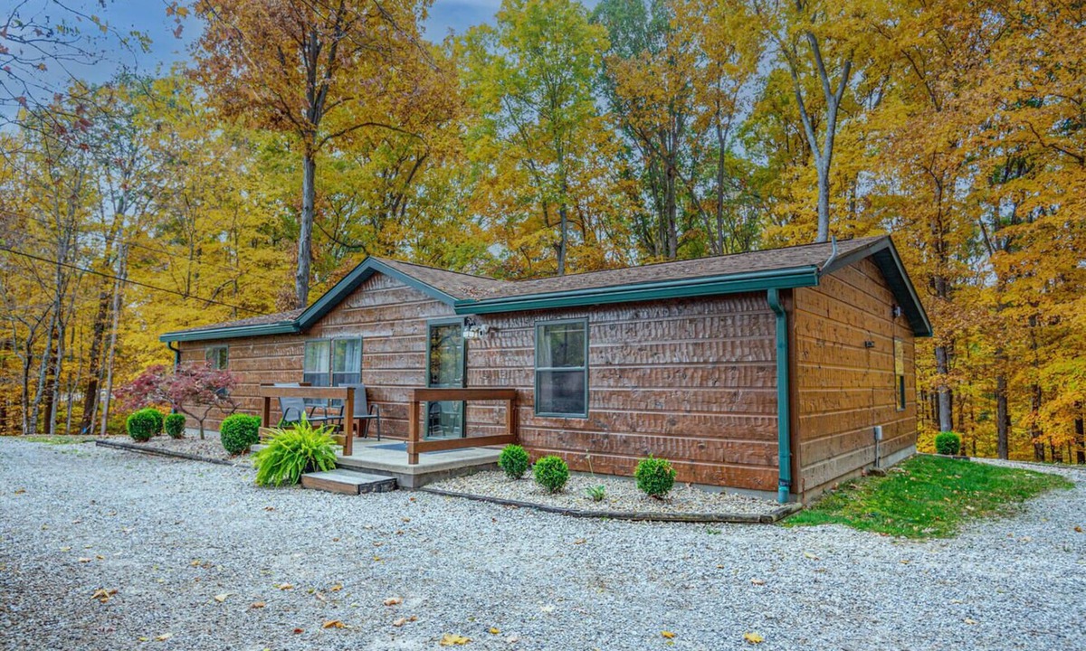 Unionville Cabin | Appalachian - Family Cabin with Hot Tub & Fishing near downtown Nashville