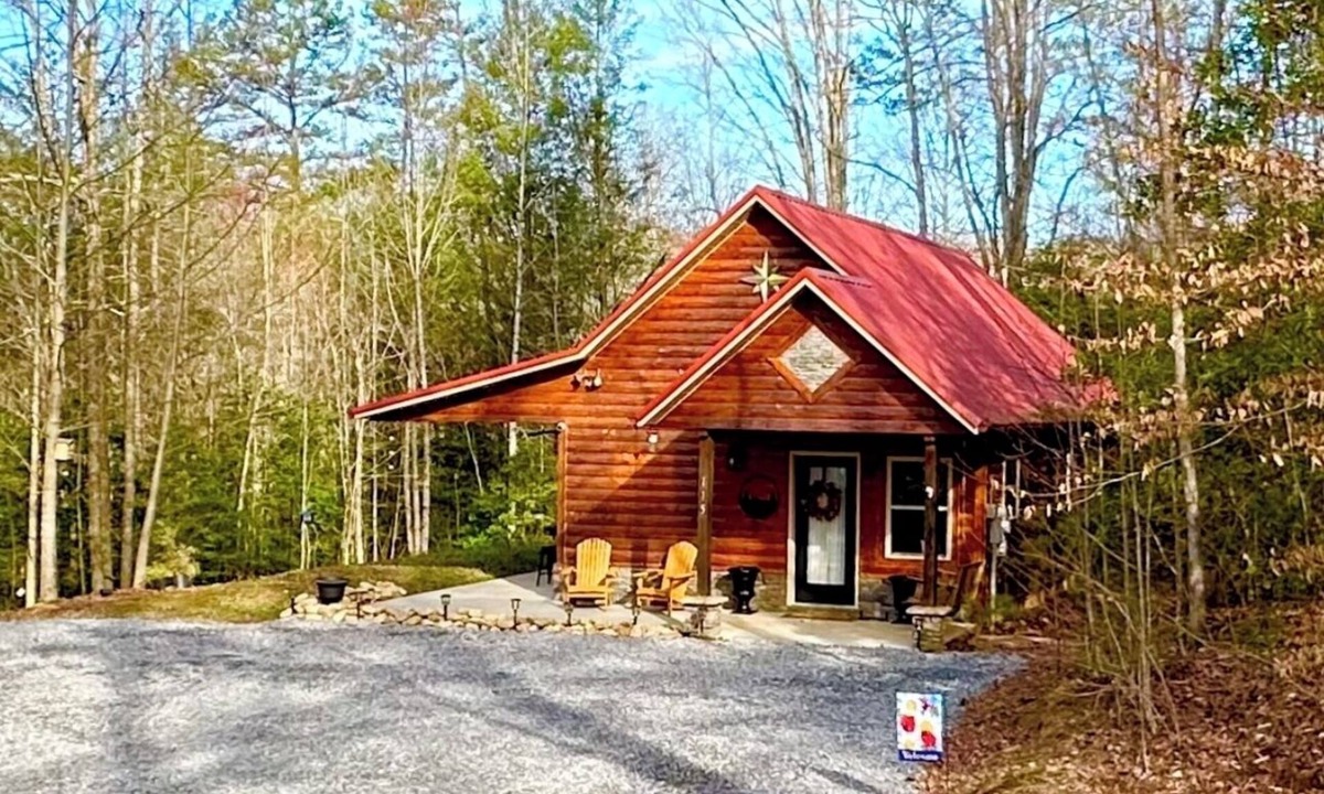 Murphy Cabin | Appalachian Mountain Cabin-Modern-Cozy-Secluded-Fire Pit-Wifi-Pets Welcome