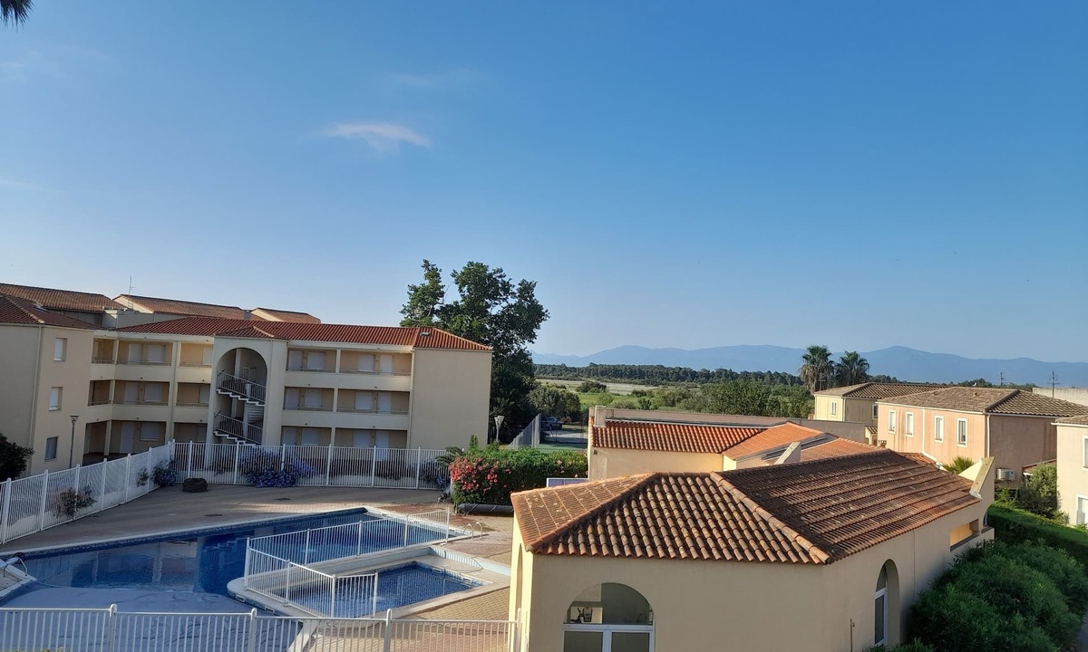 Les Hauts de Canet Apartment | Apparently sleeps 4 in secure residence. Swimming pool and private parking.