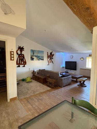 Candillargues Apartment | Appart 6 pers dans château clim, tourelle privée