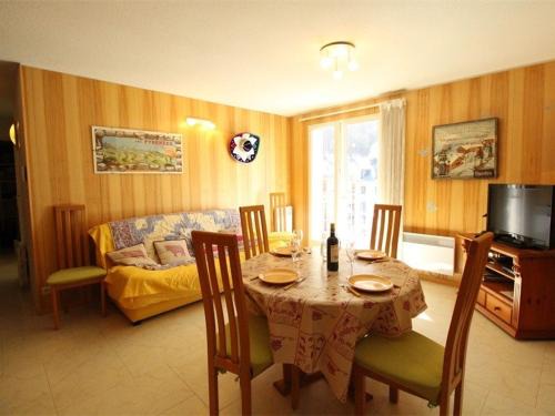 Bagneres-de-Luchon Apartment | Appart. central 6/7 pers. à Bagnères-de-Luchon avec parking et animaux admis - FR-1-313-171
