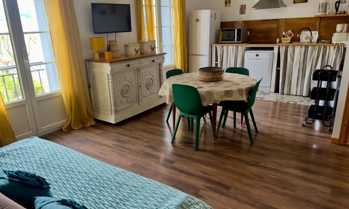 Lamalou-les-Bains Apartment | Appart N° 6/T2 separate bedroom