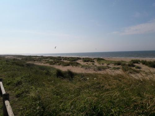 Merville-Franceville-Plage Apartment | Appartement avec terrasse, Cosy et Moderne - à deux pas de la plage !