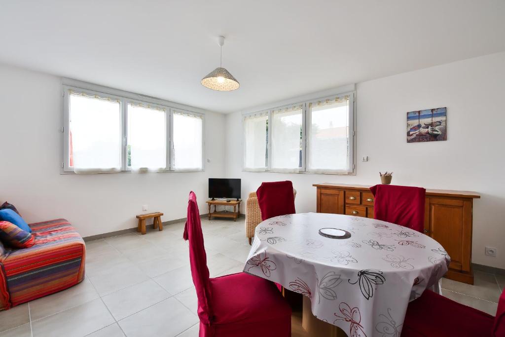 Saint-Gilles-Croix-de-Vie Apartment | Appartement Cour rouge