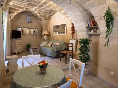 Saint-Quentin-la-Poterie Apartment | Appartement P2 à 4km D'UZÈS