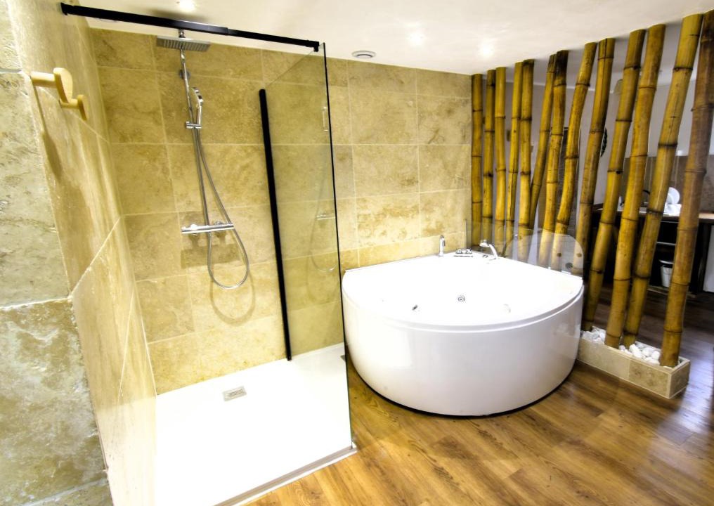 Verneuil-sur-Avre Apartment | Appartement jacuzzi privatif Love&Zen