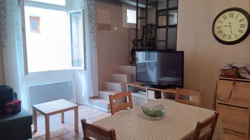 Saint-Laurent-le-Minier Apartment | Appartement pour 4 personnes dans une rue très calme