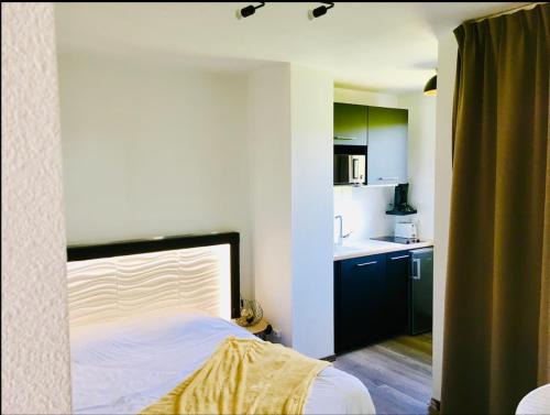 Equemauville Apartment | Appartement élégant avec Balcon à 5 min de Honfleur parking et piscine